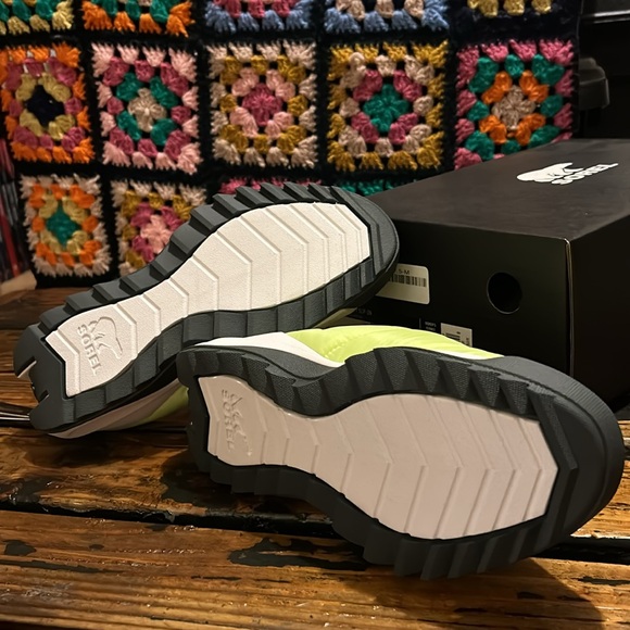 New in box sorel ona rmx puffy slip on - Picture 3 of 4